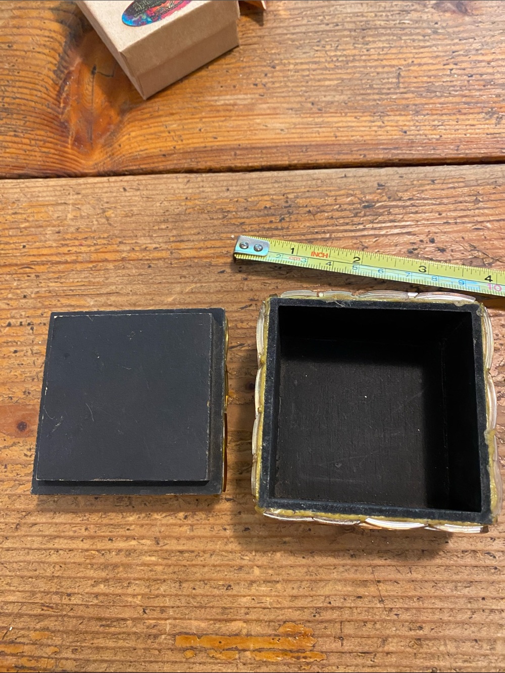Small beaded box - Picture 2 of 3